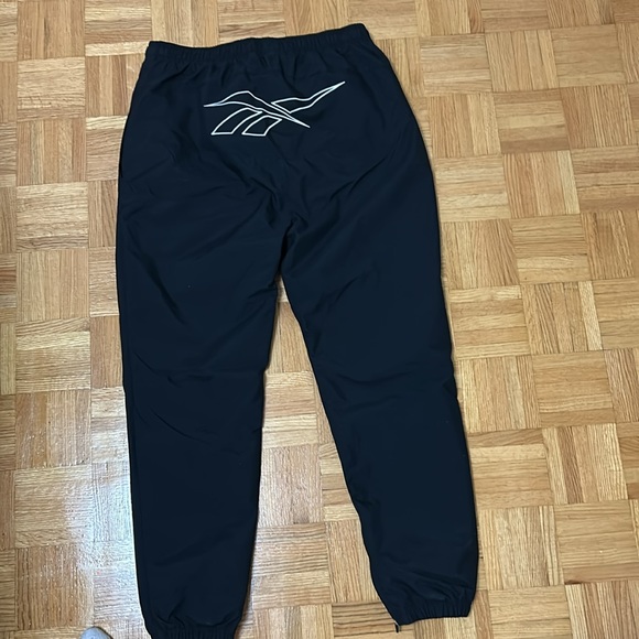 Windbreaker style black Reebok track pants - Picture 5 of 6